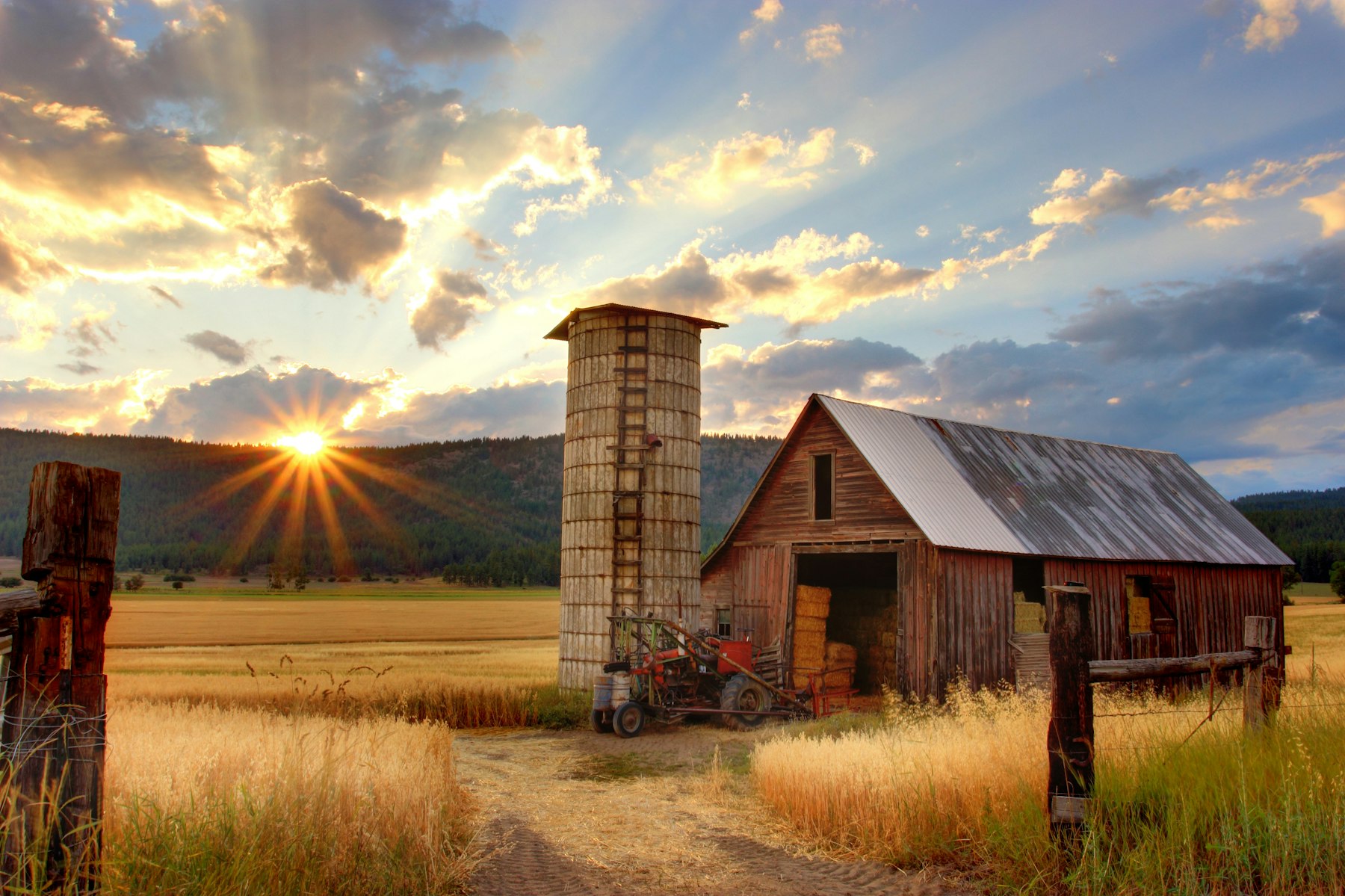 Celeiro em área rural ao pôr do sol